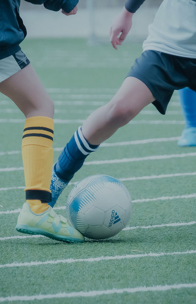 サッカーボールと子供の足