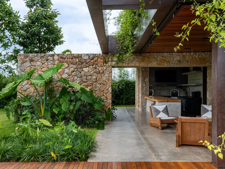 Pedras naturais para áreas externas: como escolher + 10 opções resistentes e sofisticadas