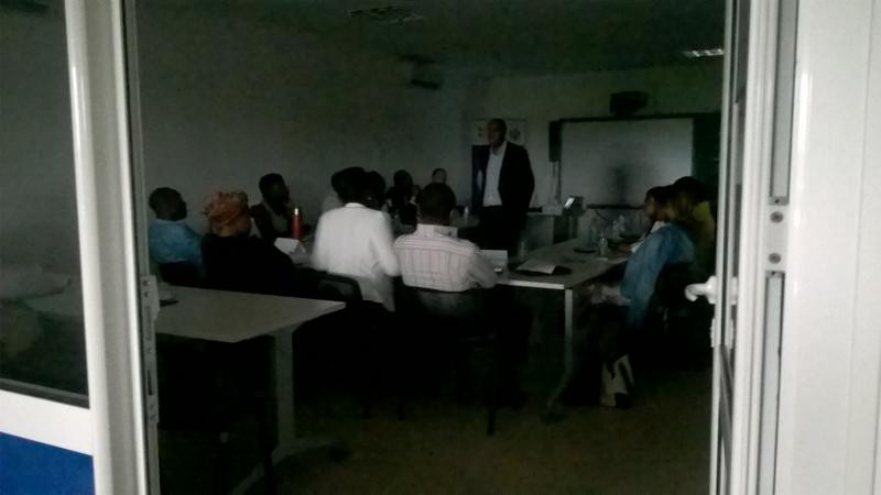 L'atelier animé par Loyce Olympio sur le "manager premier commercial de son activité" était si passionnant qu'ils ont terminé dans le noir (coupure de courant) et ont repris la suite le lendemain. C'est aussi cela la vie d'un entrepreneur.