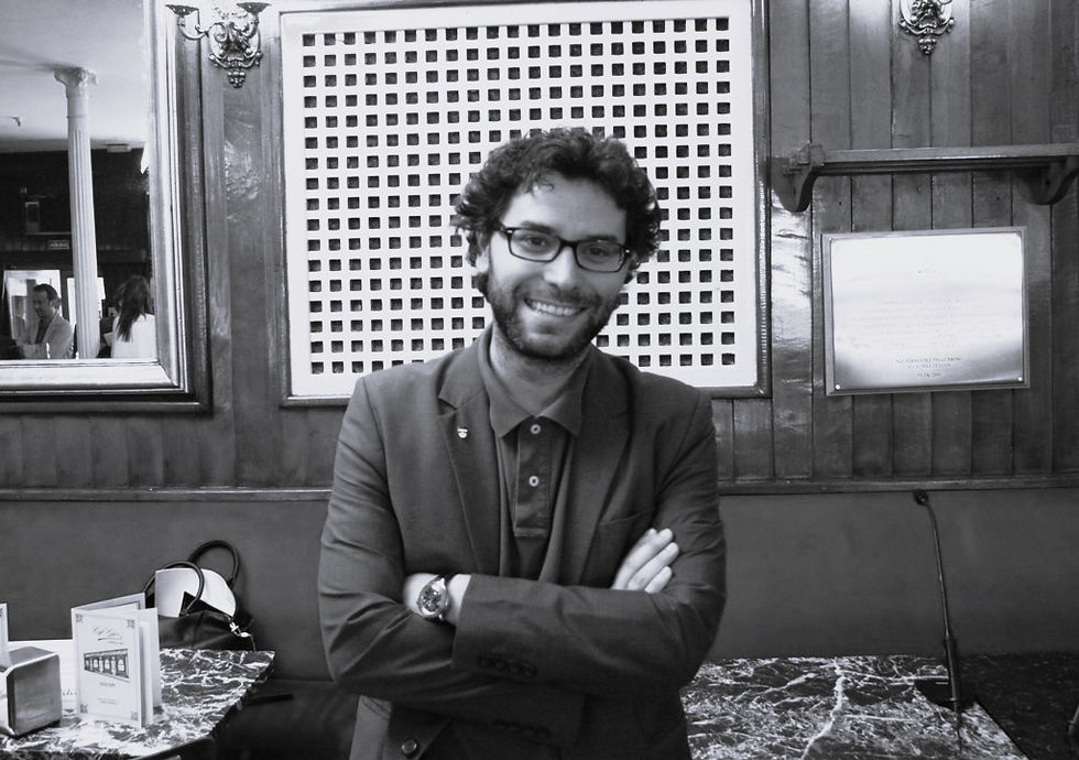 Acercándonos un poco a Miguel Ángel González