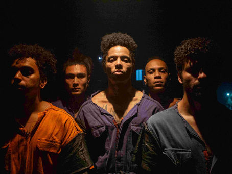 GRUPO FLYING LOW APRESENTA O ESPETÁCULO "MENINO ASSUM PRETO - SP