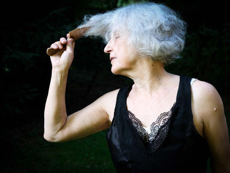 SONIA MOTA COMEMORA 76 ANOS COM PERFORMANCE, LIVRO E OFICINA