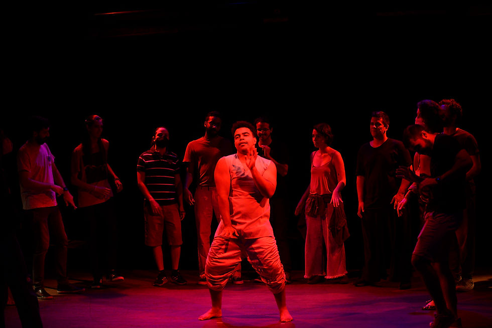 Anselmo Bandeira em cena. Foto: Elizabete Guimarães