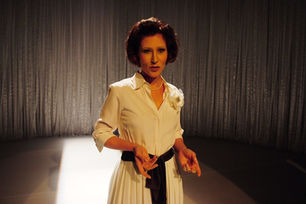 BETH GOULART RETORNA A BRASÍLIA COM O ESPETÁCULO "SIMPLESMENTE EU, CLARICE LISPECTOR"