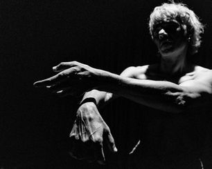 CEILÂNDIA RECEBE A ÚLTIMA SESSÃO DA PEÇA-DANÇA "O CURSO DO RIO", DE EDSON BESERRA