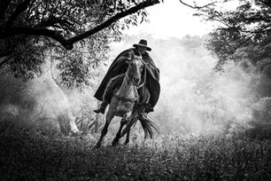 NO MÊS DO DIA MUNDIAL DA FOTOGRAFIA, GRAVURA GALERIA DE ARTE ABRE EXPOSIÇÃO COM 28 FOTÓGRAFOS EM PORTO ALEGRE