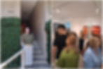 Ana Zavadil na entrada do prédio da galeria. Ao lado, público presente na exposição - Fotos de Carlos Souza