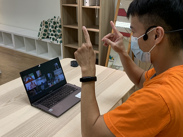 弘道基金會提供3-弘道社工渾身解數帶領居家長輩進行視訊運動 (2).HEIC