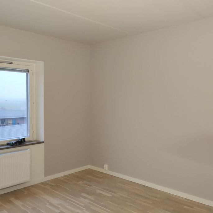 nymålat tak och vägg i samma färg