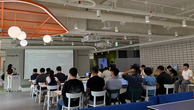 스마일샤크 전혜진 SA(Solutions Architect)가 'Agentic 핸즈온 세미나'에서 실습 교육을 진행하고 있다.)