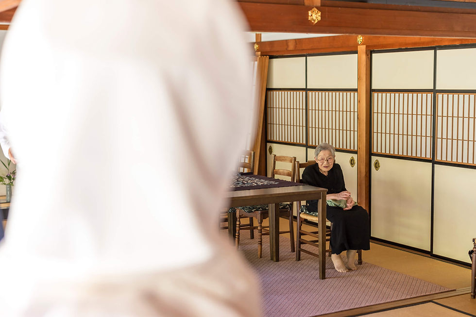 白無垢の花嫁を見つめる祖母。鳥取での里帰りフォトの様子。
