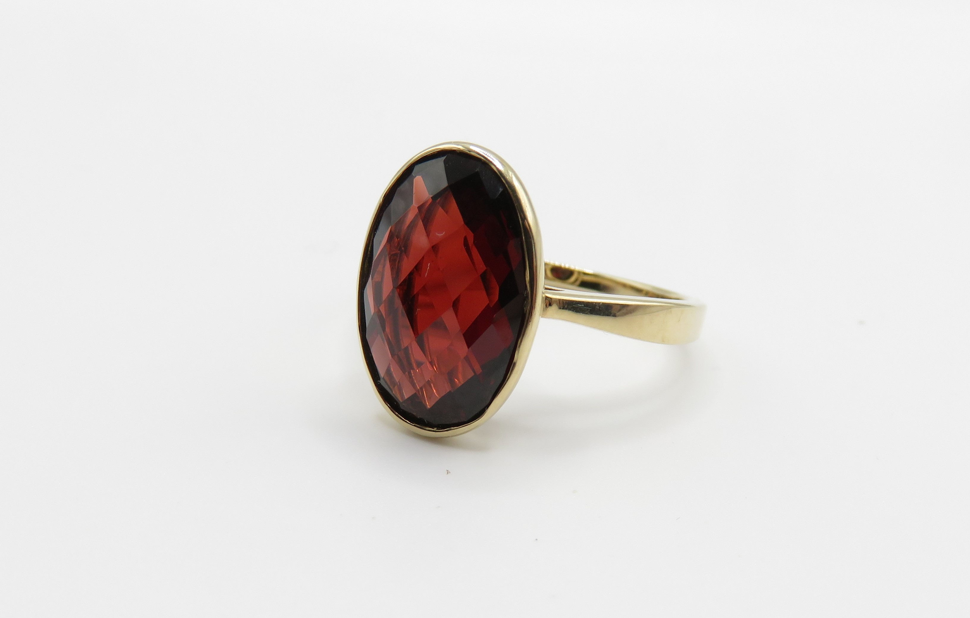 9ct Gold Single Garnet Ring
