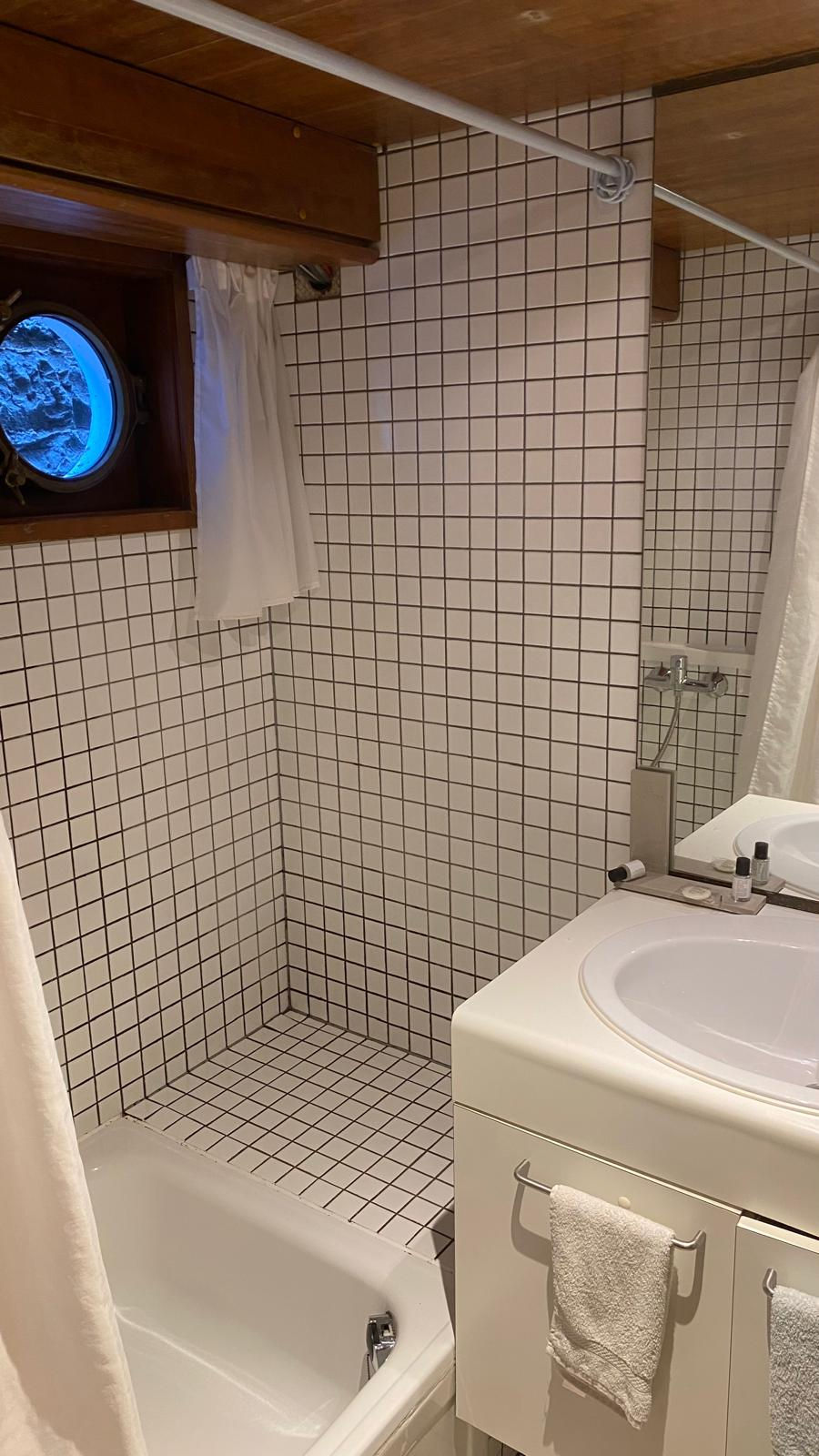 La Salle de douche des cabines de la péniche d'hôtes , le MS Elisabeth, à Namur, Belgique