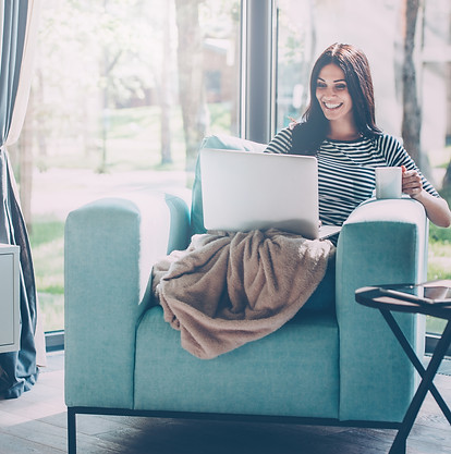 mujer sonriendo con portatil