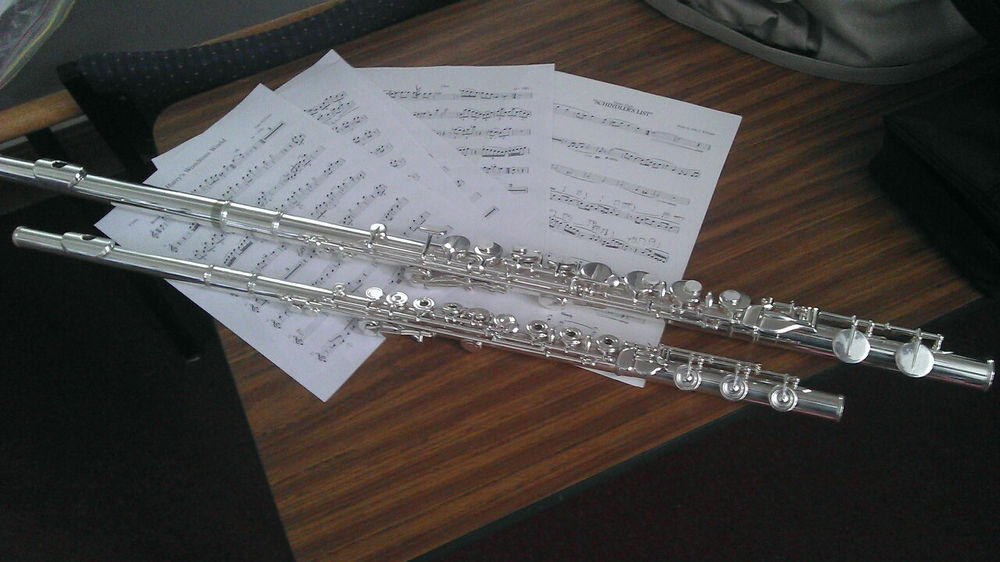 How do I play low notes on the flute?