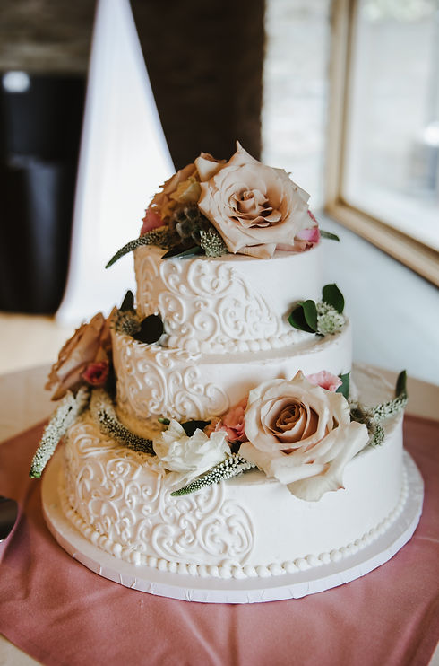 Florboxoxo Mount Vernon Canyon Club floral design for wedding cake flowers pink roses