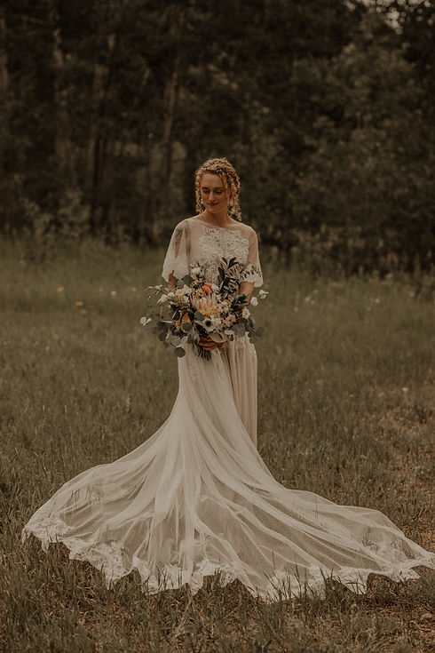 Florboxoxo Red Barn Golden Gate State Park floral design for weddings boho bridal wedding dress boho flowers bouquet