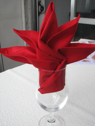 Orgami de guardanapo decorativo para um copo