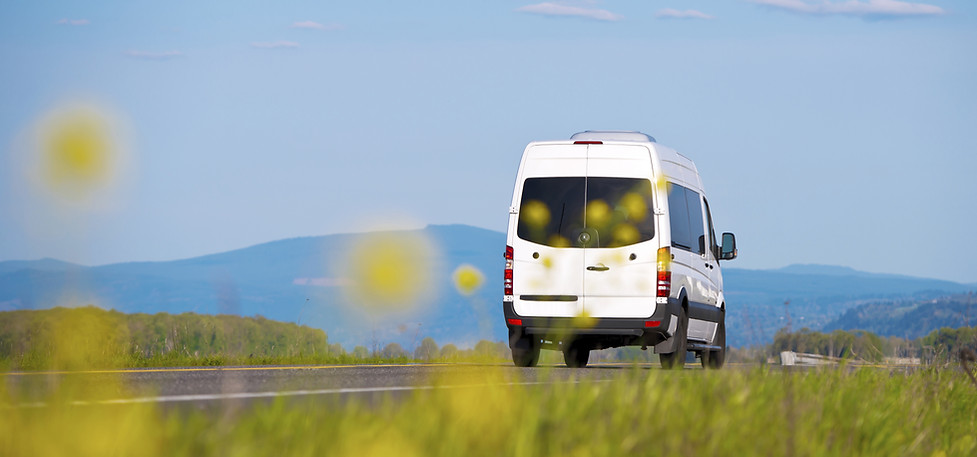 Kleinbus auf der Straße