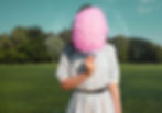 Frau isst Zuckerwatte in der Form eines Gehirns