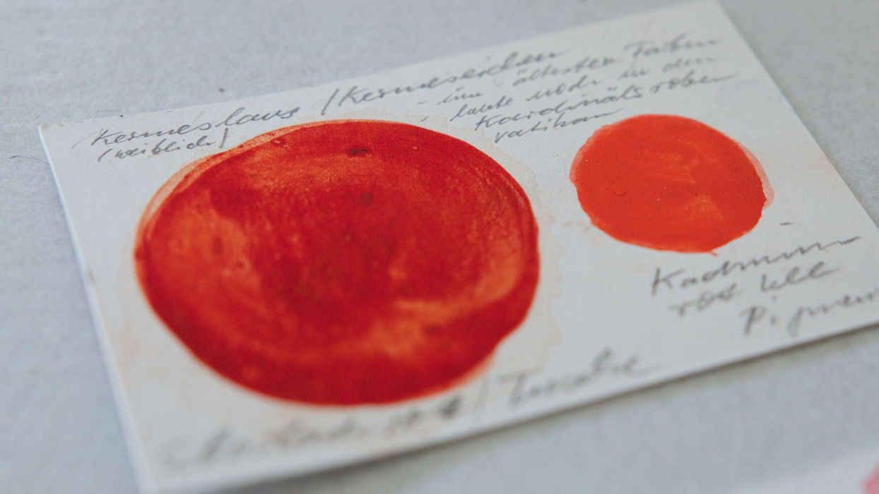 Farbstudie mit zwei roten Farbfeldern und handschriftlichen Notizen – das Licht in den Farben sehen