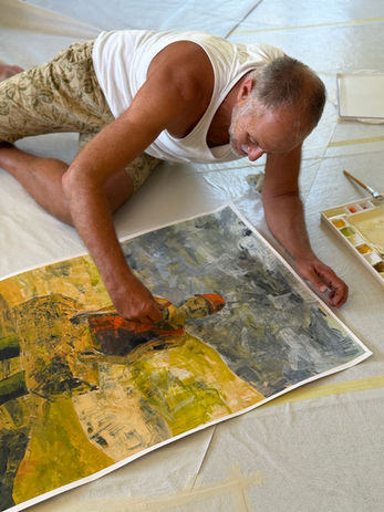 Teilnehmer arbeitet am Boden des Ateliers an einem grossformatigen figurativen Bild.