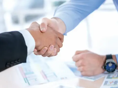 Two business individuals shaking hands.