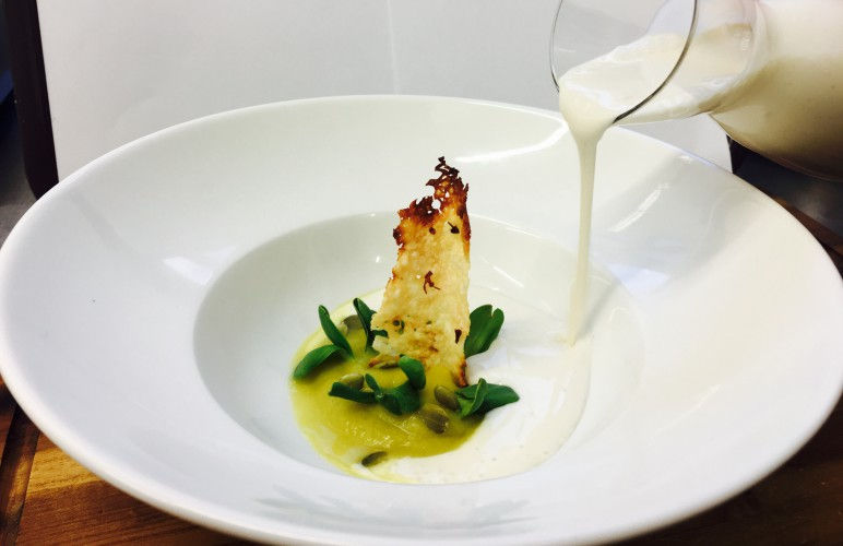 Alaus ir sūrio sriuba su sūrio traškučiu, moliūgo piure ir moliūgo sėklomis („Beerhouse“ nuotr.)