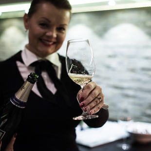 Šampano istorija: pasivaikščiokime brangiausia pasaulyje gatve