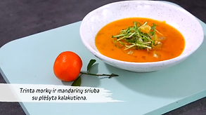 Trinta morkų ir mandarinų sriuba su plėšyta kalakutiena