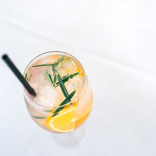 Skaniau nei limonadas: 7 idėjos stalo vandeniui paskaninti