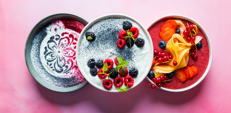 Energijos glotnutis dubenėliuose su uogomis