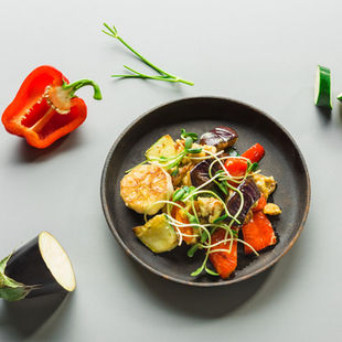 Orkaitėje užkeptas pikantiškas sūris, patiektas su keptomis daržovėmis (Receptas)