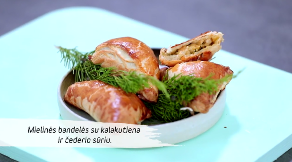 Mielinės bandelės su kalakutiena ir čederio sūriu, vmg receptas