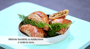 Mielinės bandelės su kalakutiena ir čederio sūriu