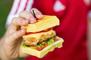 Vafliniai burgeriukai su vištienos maltinukais