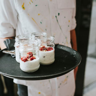 Kokius nekaloringus užkandžius geriausiai neštis į darbą?