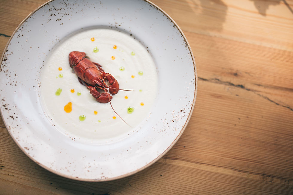 Kreminė česnakų-salierų sriuba su vėžiu ir trumų aliejumi (Valerijos Stonytės nuotr.).