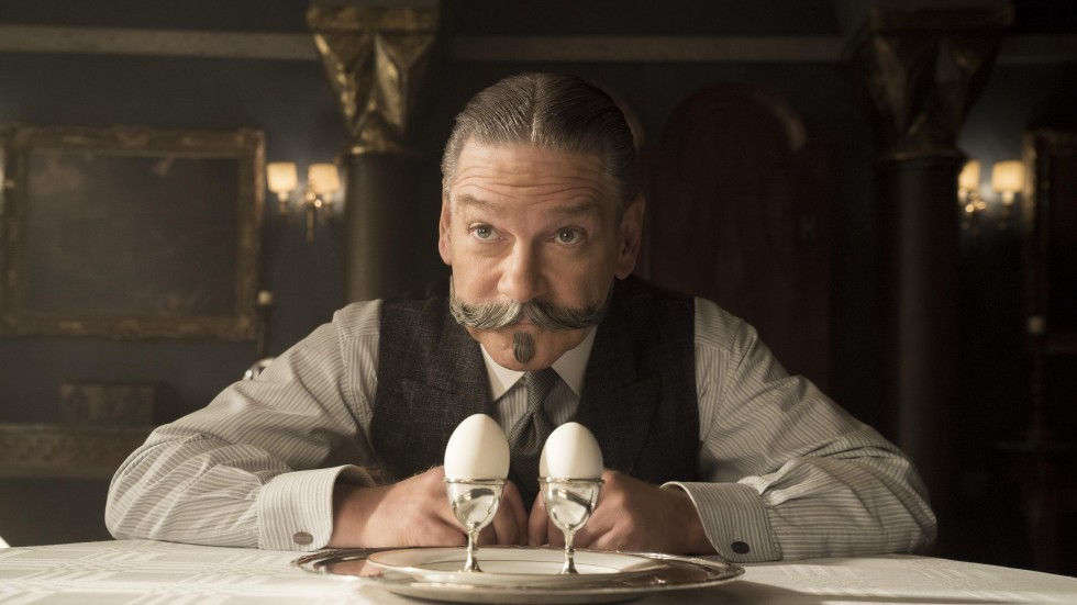 Naujausiame pagal Agatos Kristi romaną sukurtame filme „Žmogžudystė Rytų eksprese“ (Murder on the Orient Express, 2017) pamatysite charizmatiškąjį ūsuotį įkūnijo aktorius Kennethas Branaghas.
