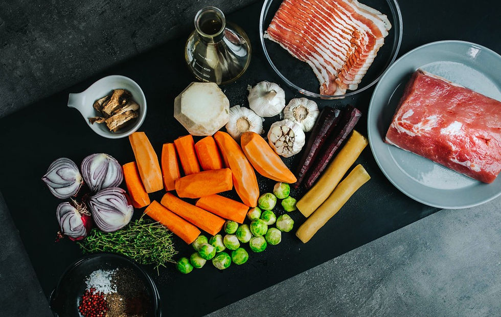 Ingredientai šventiniam kiaulienos nugarinės kepsniui su daržovėmis