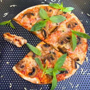 Super greita pica su pievagrybiais ir vištiena (Receptas)