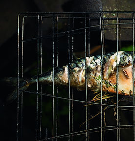 Vasaros pietums terasoje – ant grotelių keptos skumbrės receptas 