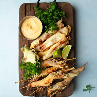 Krevetės ir daržovės tempuros tešloje su pikantišku padažu (Receptas)