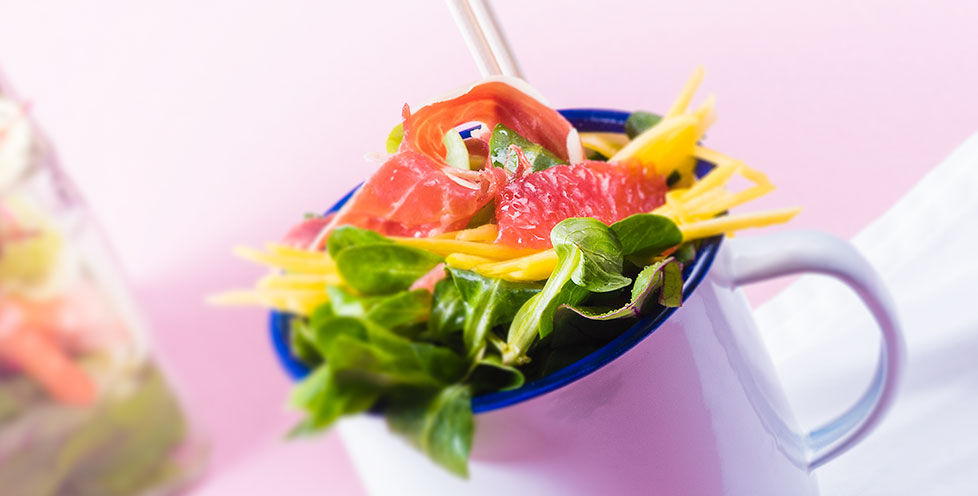 mango, vytinto kumpio ir roziniu greipfrutu salotos