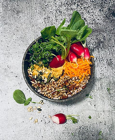 Grikiai su humusu, korėjietiškomis morkomis ir šviežiais ridikėliais