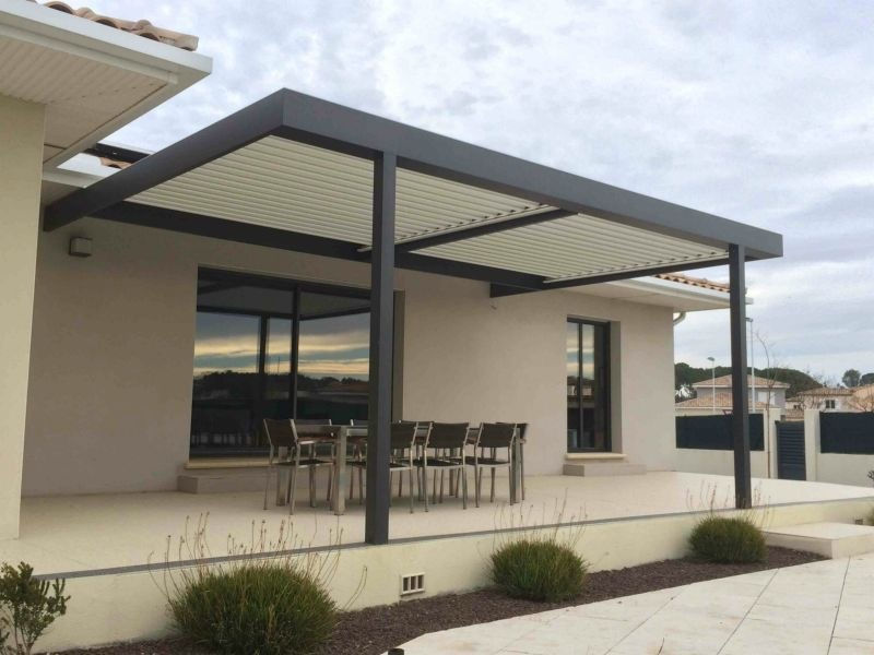 Pergola bioclimatique Solembra poteaux décalés non dans les angles