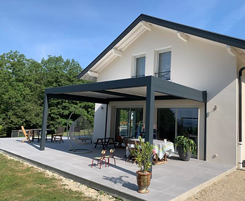 Une pergola bioclimatique Solembra de 6x4 m avec deux stores latéraux
