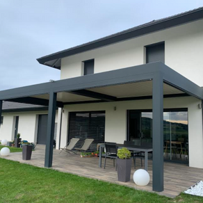 Maison contemporaine et terrasse bois : pergola bioclimatique Solembra Suisse