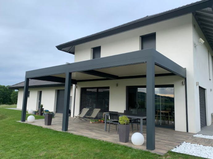 Maison contemporaine et terrasse bois : pergola bioclimatique Solembra Suisse