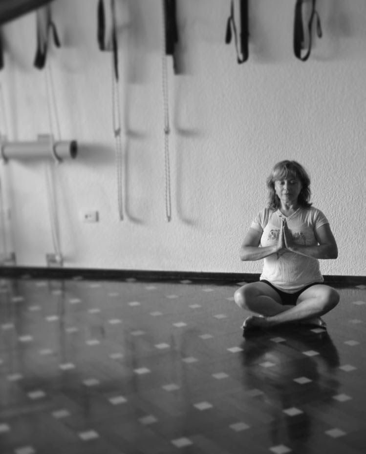 Postura para la meditación antes de empezar la clase de yoga. 